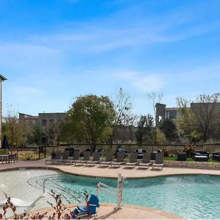 Spacious Lux 2Br 2B Unit In Austin With Pool!